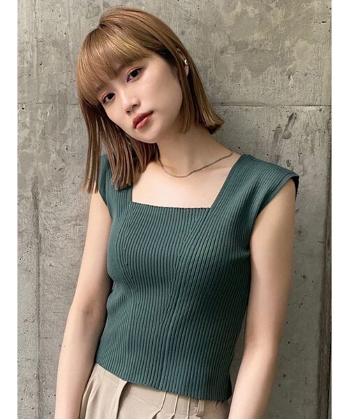 MURUA（ムルーア）の「バックオープンアシメニットタンク（ニット/セーター・レディース・ホワイト/ブラック/グリーン/ベージュ・FREE）」の4枚目の写真