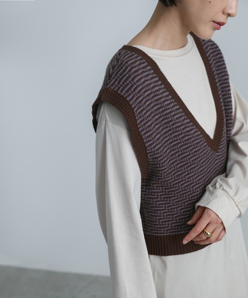 select MOCA（セレクトモカ）の「2021 AW Vネック柄ガーター編みショートベスト（ベスト・レディース・ブラック/ブラウン/カーキ・FREE）」の2枚目の写真
