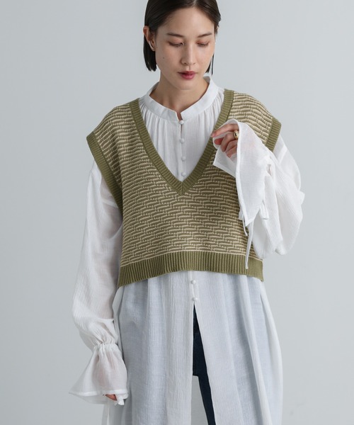 select MOCA（セレクトモカ）の「2021 AW Vネック柄ガーター編みショートベスト（ベスト・レディース・ブラック/ブラウン/カーキ・FREE）」の3枚目の写真