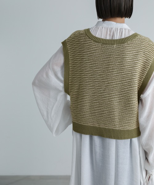 select MOCA（セレクトモカ）の「2021 AW Vネック柄ガーター編みショートベスト（ベスト・レディース・ブラック/ブラウン/カーキ・FREE）」の9枚目の写真