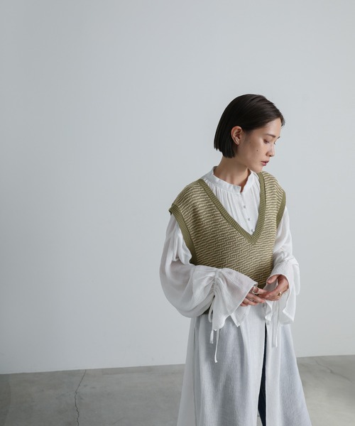 select MOCA（セレクトモカ）の「2021 AW Vネック柄ガーター編みショートベスト（ベスト・レディース・ブラック/ブラウン/カーキ・FREE）」の11枚目の写真