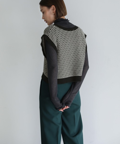 select MOCA（セレクトモカ）の「2021 AW Vネック柄ガーター編みショートベスト（ベスト・レディース・ブラック/ブラウン/カーキ・FREE）」の15枚目の写真