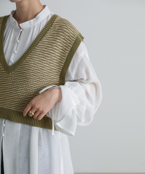 select MOCA（セレクトモカ）の「2021 AW Vネック柄ガーター編みショートベスト（ベスト・レディース・ブラック/ブラウン/カーキ・FREE）」の7枚目の写真