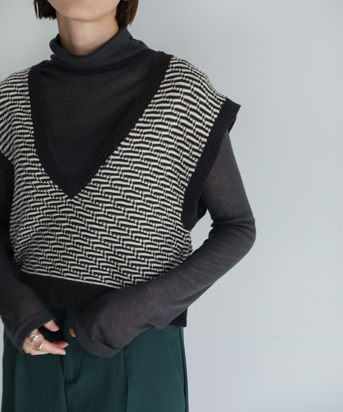 select MOCA（セレクトモカ）の「2021 AW Vネック柄ガーター編みショートベスト（ベスト・レディース・ブラック/ブラウン/カーキ・FREE）」の12枚目の写真