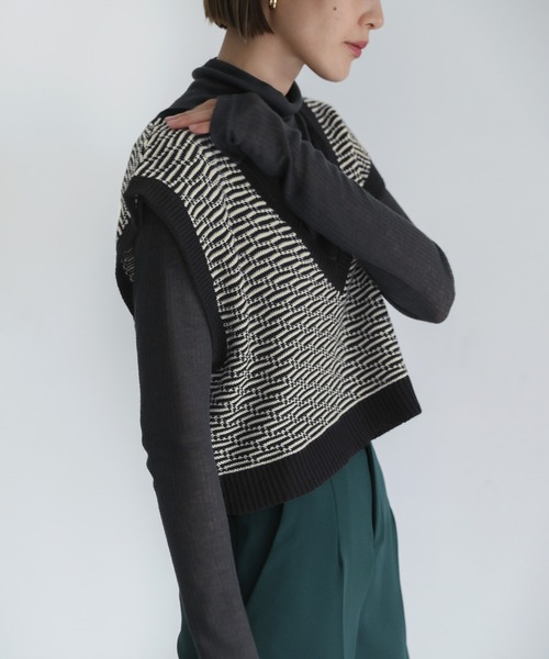 select MOCA（セレクトモカ）の「2021 AW Vネック柄ガーター編みショートベスト（ベスト・レディース・ブラック/ブラウン/カーキ・FREE）」の14枚目の写真