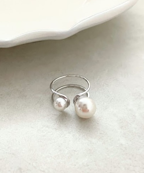 Three Four Time（ｽﾘｰﾌｫｰﾀｲﾑ）の「ツインパールリング　FREE（リング・レディース・シルバー/ゴールド・FREE）」の2枚目の写真