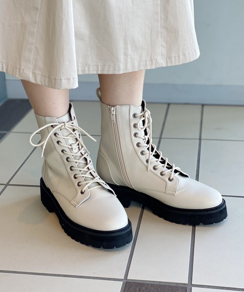 mysty woman（ミスティウーマン）の「厚底レースアップブーツ 219902（ブーツ・レディース・ブラック/アイボリー・MEDIUM/LARGE）」の2枚目の写真