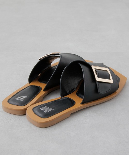 COLONY 2139（コロニートゥーワンスリーナイン）の「スクエアバックルサンダル（サンダル・レディース・ブラック/オフホワイト・24.5/22.5/23.5）」の4枚目の写真