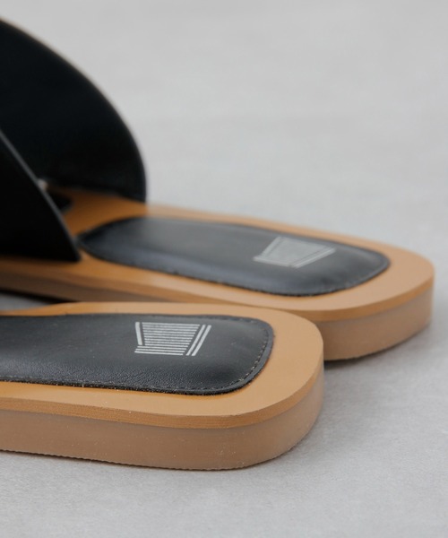 COLONY 2139（コロニートゥーワンスリーナイン）の「スクエアバックルサンダル（サンダル・レディース・ブラック/オフホワイト・24.5/22.5/23.5）」の18枚目の写真