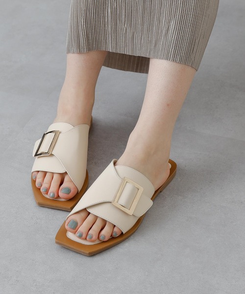 COLONY 2139（コロニートゥーワンスリーナイン）の「スクエアバックルサンダル（サンダル・レディース・ブラック/オフホワイト・24.5/22.5/23.5）」の3枚目の写真