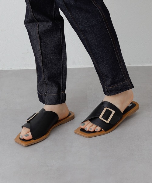 COLONY 2139（コロニートゥーワンスリーナイン）の「スクエアバックルサンダル（サンダル・レディース・ブラック/オフホワイト・24.5/22.5/23.5）」の9枚目の写真