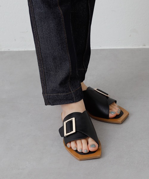 COLONY 2139（コロニートゥーワンスリーナイン）の「スクエアバックルサンダル（サンダル・レディース・ブラック/オフホワイト・24.5/22.5/23.5）」の17枚目の写真