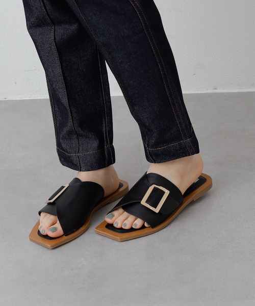 COLONY 2139（コロニートゥーワンスリーナイン）の「スクエアバックルサンダル（サンダル・レディース・ブラック/オフホワイト・24.5/22.5/23.5）」の11枚目の写真