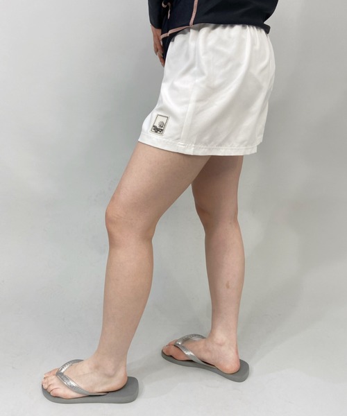 ROXY（ロキシー）の「ROXY/ロキシー 水陸両用ショート丈無地ワンポイントロゴショートパンツ/トランクス/水着   RBS225036（水着・レディース・ホワイト/ブラック・S/M/L）」の16枚目の写真