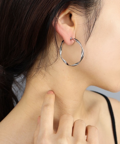 CEMONEMO(セモネモ)の「メタル ウェーブ ツイスト フープイヤリング(イヤリング・レディース・ゴールド/シルバー・FREE)」の2枚目の写真