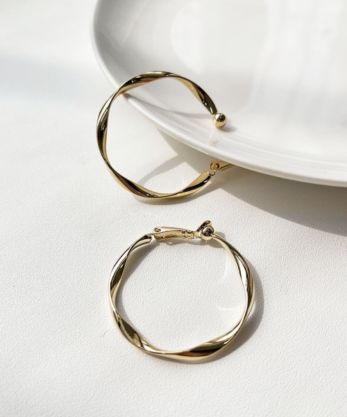 CEMONEMO(セモネモ)の「メタル ウェーブ ツイスト フープイヤリング(イヤリング・レディース・ゴールド/シルバー・FREE)」の1枚目の写真
