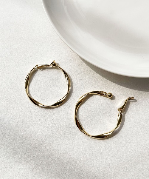 CEMONEMO(セモネモ)の「メタル ウェーブ ツイスト フープイヤリング(イヤリング・レディース・ゴールド/シルバー・FREE)」の3枚目の写真