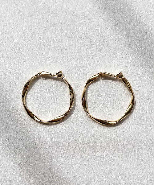 CEMONEMO(セモネモ)の「メタル ウェーブ ツイスト フープイヤリング(イヤリング・レディース・ゴールド/シルバー・FREE)」の4枚目の写真