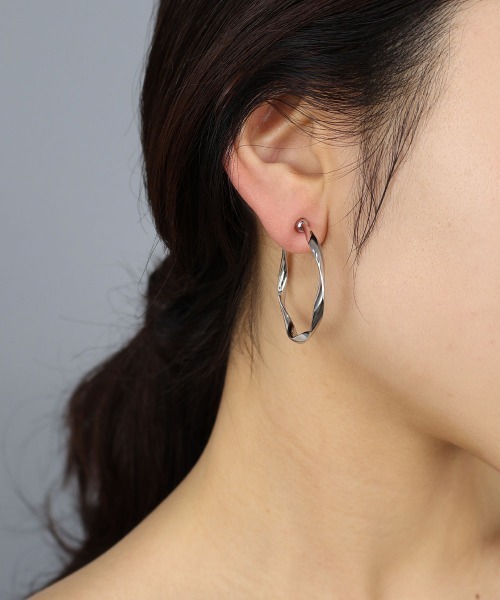 CEMONEMO(セモネモ)の「メタル ウェーブ ツイスト フープイヤリング(イヤリング・レディース・ゴールド/シルバー・FREE)」の5枚目の写真