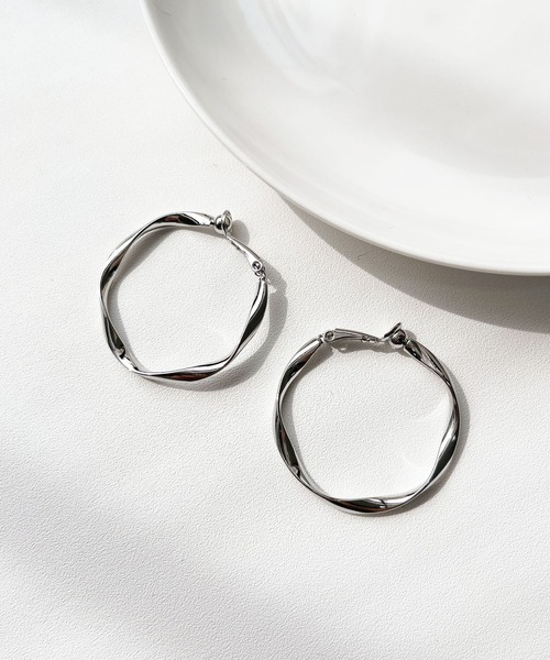 CEMONEMO(セモネモ)の「メタル ウェーブ ツイスト フープイヤリング(イヤリング・レディース・ゴールド/シルバー・FREE)」の6枚目の写真