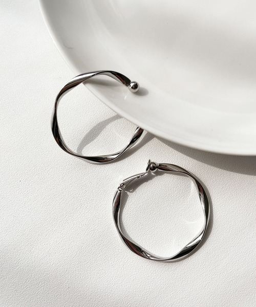 CEMONEMO(セモネモ)の「メタル ウェーブ ツイスト フープイヤリング(イヤリング・レディース・ゴールド/シルバー・FREE)」の7枚目の写真