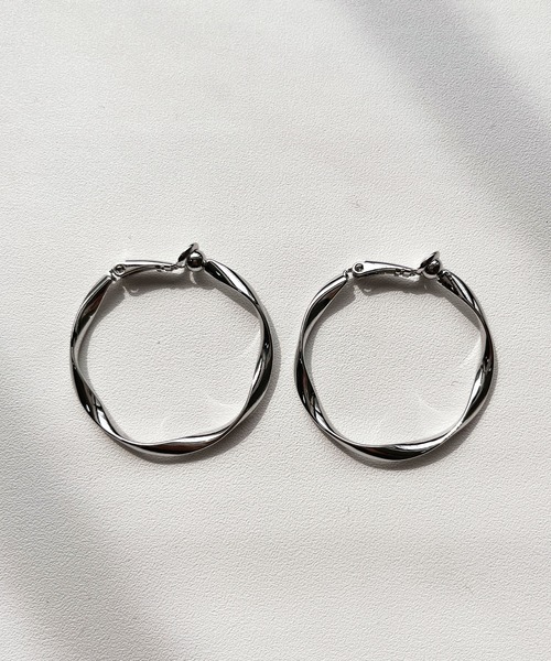 CEMONEMO(セモネモ)の「メタル ウェーブ ツイスト フープイヤリング(イヤリング・レディース・ゴールド/シルバー・FREE)」の8枚目の写真