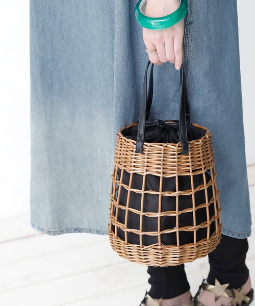 osharewalker（オシャレウォーカー）の「『編み柳巾着カゴバッグ』（かごバッグ・レディース・ブラック/アイボリー・FREE）」の2枚目の写真