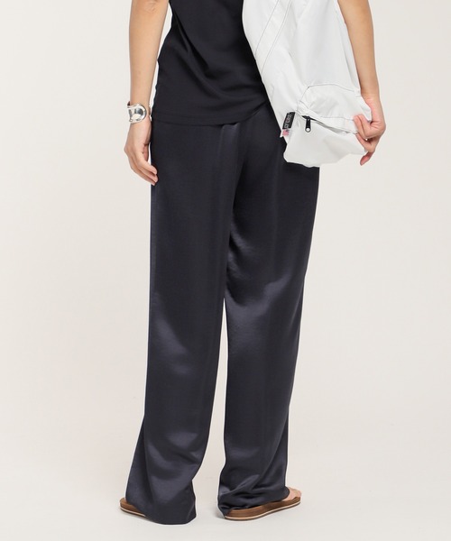 AP STUDIO（エーピーストゥディオ）の「ストレートサテンパンツ（その他パンツ・レディース・ネイビー/グレー・40/38/36/34）」の4枚目の写真