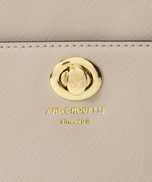 & chouette(アンドシュエット)の「アイコンチャーム ショルダーバッグ(ショルダーバッグ・レディース・ワインレッド/ブラウン/グリーン/ピンク/グレイッシュベージュ・FREE)」の6枚目の写真