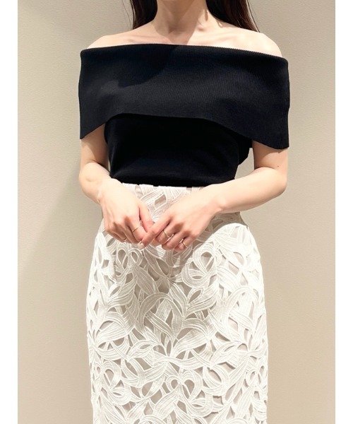 SNIDEL(スナイデル)の「オフショルニットプルオーバー(ニット/セーター・レディース・ホワイト/ブラック/その他/ワインレッド・FREE)」の3枚目の写真