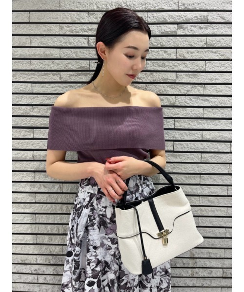 SNIDEL(スナイデル)の「オフショルニットプルオーバー(ニット/セーター・レディース・ホワイト/ブラック/その他/ワインレッド・FREE)」の4枚目の写真