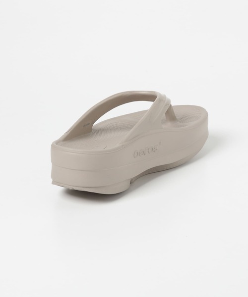 OOFOS（ウーフォス）の「OOFOS　Oomega（サンダル・レディース・ベージュ・7/6）」の4枚目の写真