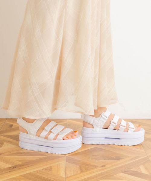 NIKE(ナイキ)の「NIKE アイコンクラシックサンダル(サンダル・レディース・ブラック/ホワイト・23/24)」の12枚目の写真