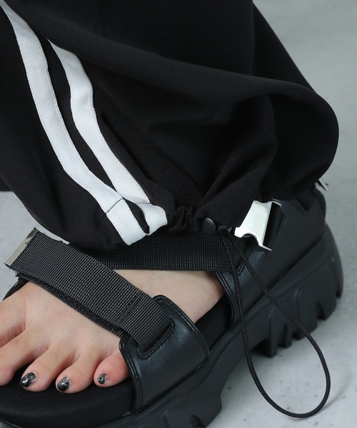 PAGEBOY（ページボーイ）の「ラインミリタリーパンツ（その他パンツ・レディース・グレイッシュベージュ/ブラック/チャコールグレー/グレー系その他4・FREE）」の14枚目の写真