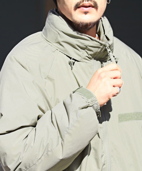 LUXSTYLE(ラグスタイル)の「中綿スタンドミリタリーブルゾン(ブルゾン・メンズ・ライトカーキ/ブラック・M/L)」の9枚目の写真