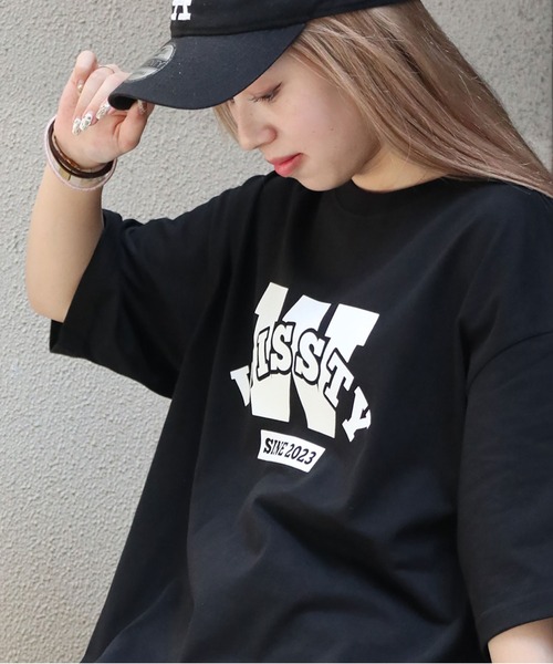 wissty(ウィスティー)の「wissty-ボーイ&ガール・ロゴ-SSTEE(Tシャツ/カットソー・メンズ・ホワイト系2/ホワイト/ブラック/ブラック系3/ブラック系2/ホワイト系3・L/M)」の1枚目の写真