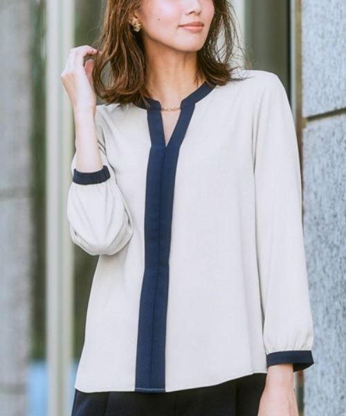 7days Life Styling(セブンデイズライフスタイリング)の「【UVカット/速乾】ストレッチパウダーサテンスキッパーブラウス(シャツ/ブラウス・レディース・グレイッシュベージュ/サックスブルー/オフホワイト/ネイビー/ライトブルー/ベージュ系その他・S/M/L/LL)」の3枚目の写真