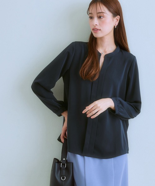 7days Life Styling(セブンデイズライフスタイリング)の「ストレッチパウダーサテンスキッパーブラウス(しわになりにくい・速乾・洗濯機OK・UVカット)(シャツ/ブラウス・レディース・グレイッシュベージュ/サックスブルー/オフホワイト/ネイビー/ライトブルー・S/M/L/LL)」の1枚目の写真