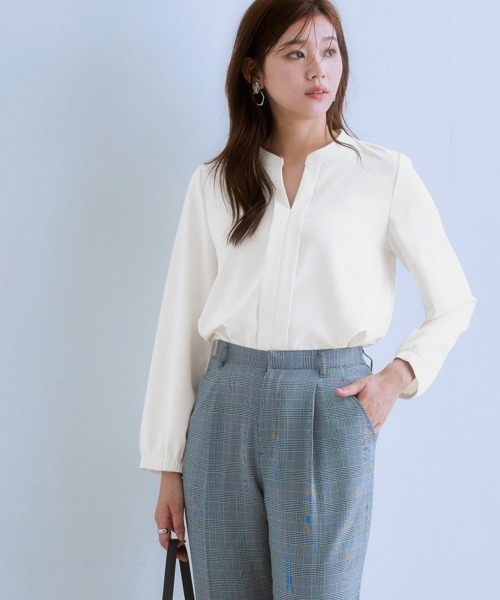 7days Life Styling(セブンデイズライフスタイリング)の「ストレッチパウダーサテンスキッパーブラウス(しわになりにくい・速乾・洗濯機OK・UVカット)(シャツ/ブラウス・レディース・グレイッシュベージュ/サックスブルー/オフホワイト/ネイビー/ライトブルー・S/M/L/LL)」の2枚目の写真