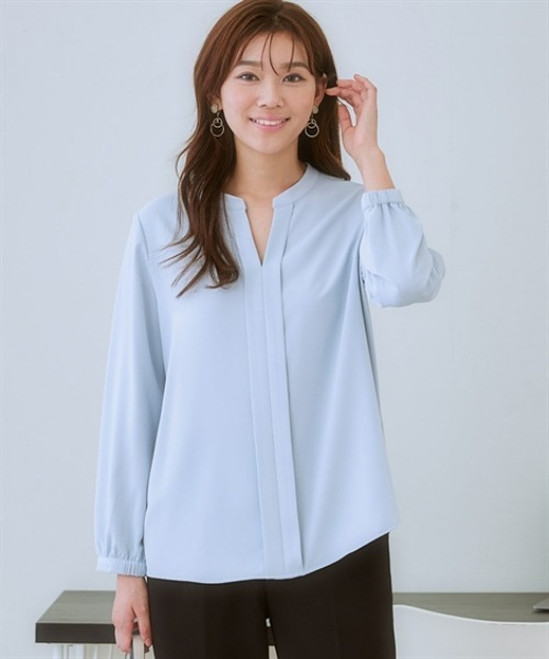 7days Life Styling(セブンデイズライフスタイリング)の「ストレッチパウダーサテンスキッパーブラウス(しわになりにくい・速乾・洗濯機OK・UVカット)(シャツ/ブラウス・レディース・グレイッシュベージュ/サックスブルー/オフホワイト/ネイビー/ライトブルー・S/M/L/LL)」の4枚目の写真