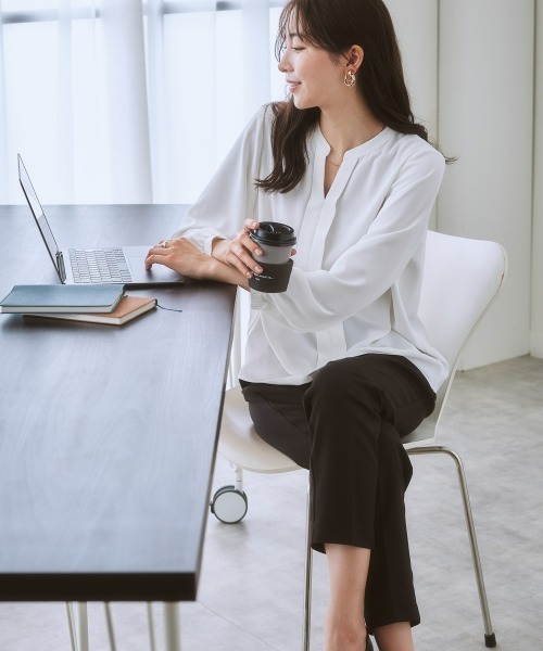 7days Life Styling(セブンデイズライフスタイリング)の「ストレッチパウダーサテンスキッパーブラウス(しわになりにくい・速乾・洗濯機OK・UVカット)(シャツ/ブラウス・レディース・グレイッシュベージュ/サックスブルー/オフホワイト/ネイビー/ライトブルー・S/M/L/LL)」の9枚目の写真