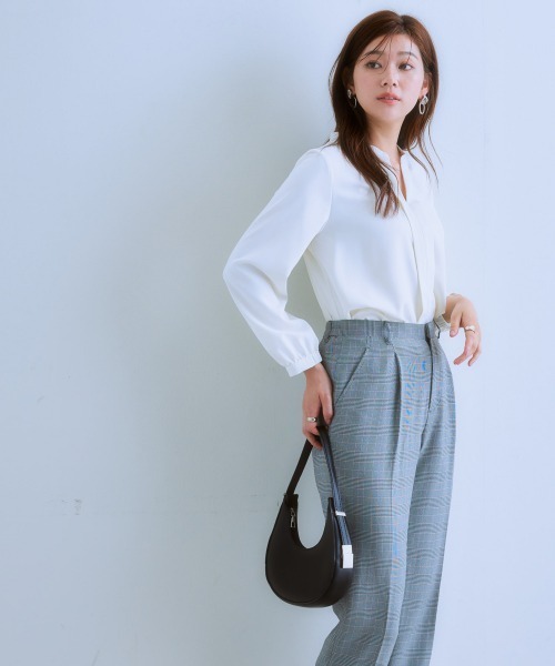 7days Life Styling(セブンデイズライフスタイリング)の「ストレッチパウダーサテンスキッパーブラウス(しわになりにくい・速乾・洗濯機OK・UVカット)(シャツ/ブラウス・レディース・グレイッシュベージュ/サックスブルー/オフホワイト/ネイビー/ライトブルー・S/M/L/LL)」の6枚目の写真