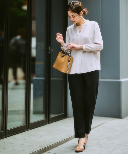 7days Life Styling(セブンデイズライフスタイリング)の「ストレッチパウダーサテンスキッパーブラウス(しわになりにくい・速乾・洗濯機OK・UVカット)(シャツ/ブラウス・レディース・グレイッシュベージュ/サックスブルー/オフホワイト/ネイビー/ライトブルー・S/M/L/LL)」の20枚目の写真