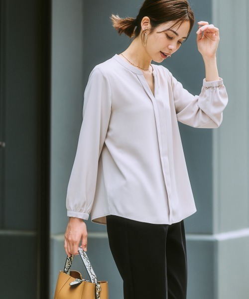 7days Life Styling(セブンデイズライフスタイリング)の「ストレッチパウダーサテンスキッパーブラウス(しわになりにくい・速乾・洗濯機OK・UVカット)(シャツ/ブラウス・レディース・グレイッシュベージュ/サックスブルー/オフホワイト/ネイビー/ライトブルー・S/M/L/LL)」の21枚目の写真