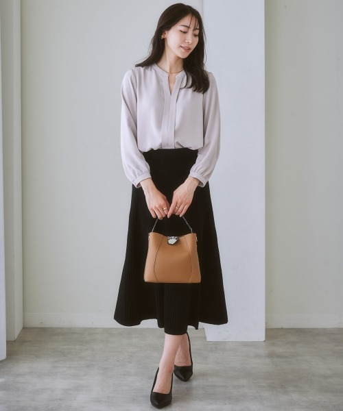 7days Life Styling(セブンデイズライフスタイリング)の「ストレッチパウダーサテンスキッパーブラウス(しわになりにくい・速乾・洗濯機OK・UVカット)(シャツ/ブラウス・レディース・グレイッシュベージュ/サックスブルー/オフホワイト/ネイビー/ライトブルー・S/M/L/LL)」の18枚目の写真