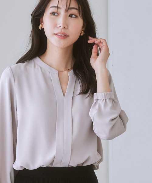7days Life Styling(セブンデイズライフスタイリング)の「ストレッチパウダーサテンスキッパーブラウス(しわになりにくい・速乾・洗濯機OK・UVカット)(シャツ/ブラウス・レディース・グレイッシュベージュ/サックスブルー/オフホワイト/ネイビー/ライトブルー・S/M/L/LL)」の17枚目の写真