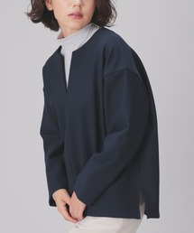 キーネックトップス