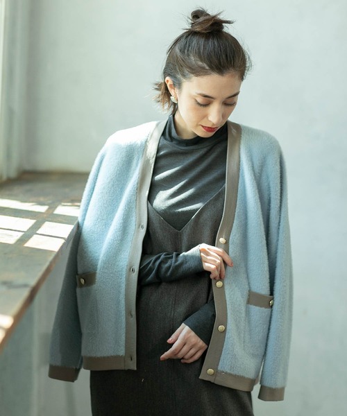 OPAQUE.CLIP（オペークドットクリップ）の「◆フェザーヤーン配色Vネックカーディガン【洗濯機洗い可】（カーディガン/ボレロ・レディース・チャコール/ベージュ系その他7/サックスブルー系4・40/38/42/36）」の3枚目の写真