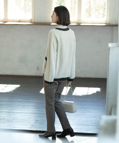 OPAQUE.CLIP（オペークドットクリップ）の「◆フェザーヤーン配色Vネックカーディガン【洗濯機洗い可】（カーディガン/ボレロ・レディース・チャコール/ベージュ系その他7/サックスブルー系4・40/38/42/36）」の12枚目の写真