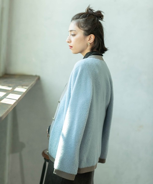 OPAQUE.CLIP（オペークドットクリップ）の「◆フェザーヤーン配色Vネックカーディガン【洗濯機洗い可】（カーディガン/ボレロ・レディース・チャコール/ベージュ系その他7/サックスブルー系4・40/38/42/36）」の7枚目の写真